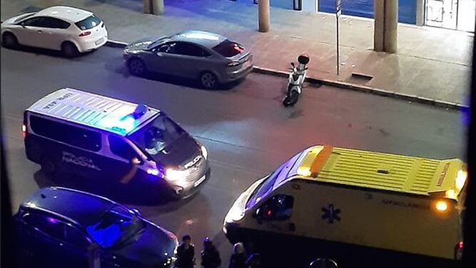 Efectivos de la Policía Nacional y una ambulancia, durante una intervención en la Avenida de Méjico.