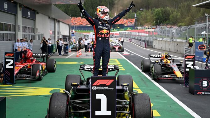 Verstappen celebra la victoria sobre su monoplaza