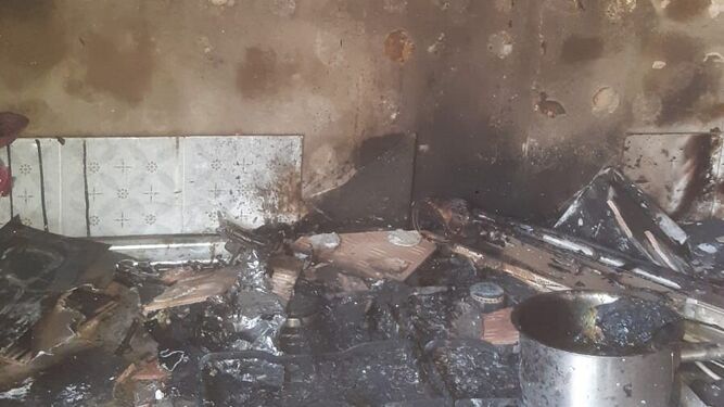 Estado en el que quedó la cocina  tras el incendio en la vivienda en Jerez