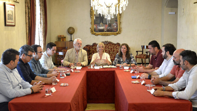 María José García-Pelayo, en su reunión con los alcaldes de la zona rural.