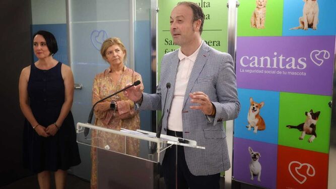 Eladio Álvarez, socio fundador de Canitas, en la inauguración de la clínica en Jerez.