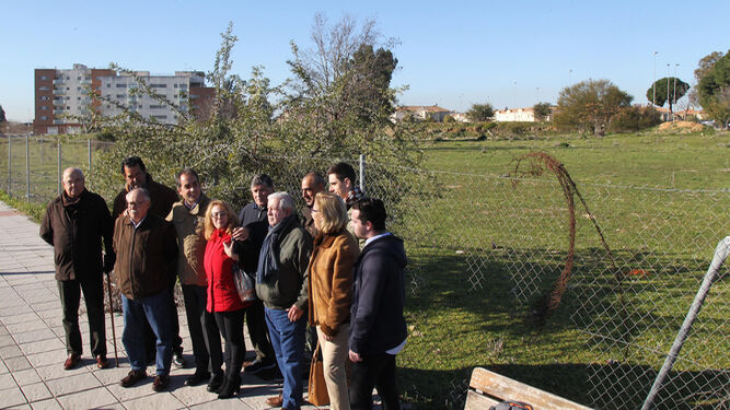 El entonces diputada andaluz y concejal del PP, Antonio Saldaña, acompañado por miembros de Solidaridad y Punta del Norte, en 2018 junto al terreno en el que se anunció el centro de salud.