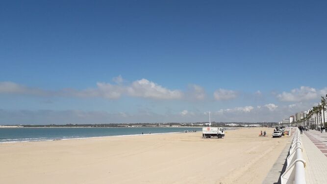 La playa de Valdelagrana, en cuyo paseo marítimo será la izada de la bandera azul.
