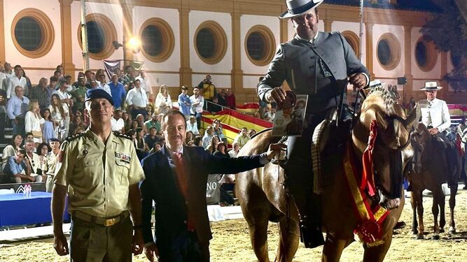 Rafael Arcos posa con la distinción de campeón de la Copa del Rey a lomos de Mango.