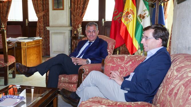 Los alcaldes de Sevilla y Madrid en una reunión en la capital hispalense.