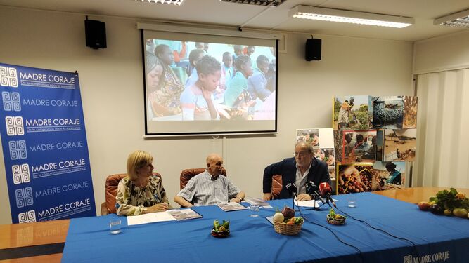 María José García-Pelayo, Antonio Gómez y José Jiménez, en la presentación de la Memoria 2022 de Madre Coraje.