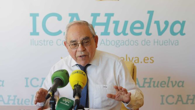 El decano del Colegio de Abogados de Huelva Fernando Vergel