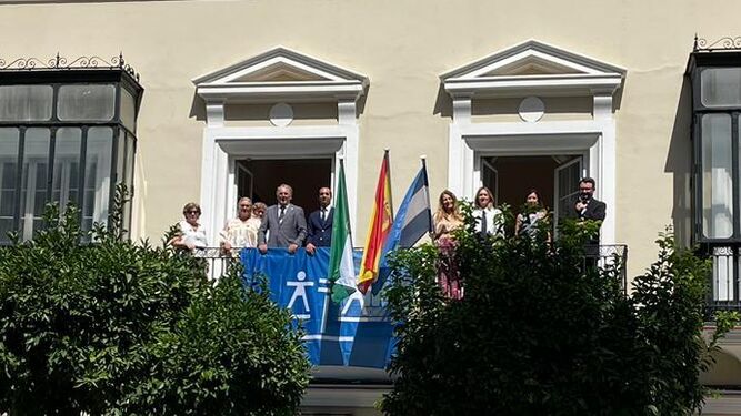 Izado de la bandera conmemorativa en el balcón de la sede del Colegio de Abogados de Jerez.