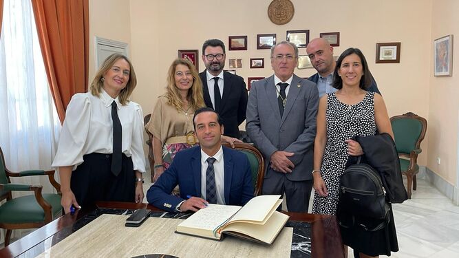 El director general de Justicia Juvenil y Cooperación, Esteban Rondón Mata, firmando en el libro de honor del Colegio de Abogados de Jerez en presencia de su decano, Federico Fernández.