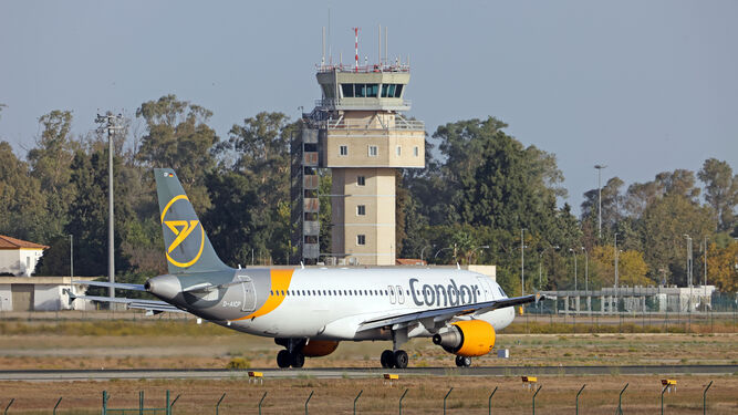 Un avión de la compañía Condor despegando del Aeropuerto de Jerez.