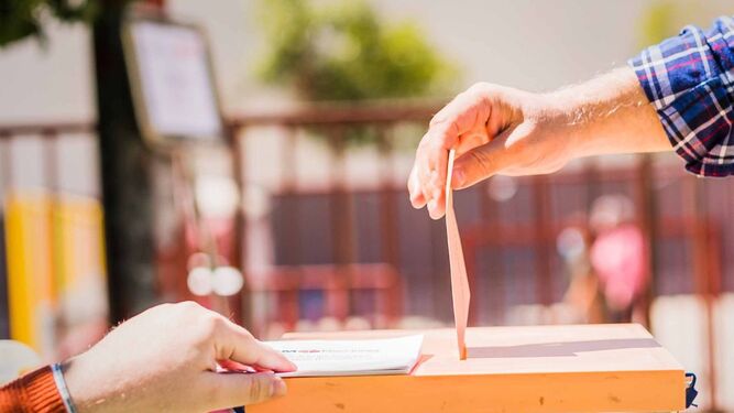 Ciudadano introduciendo su voto en una urna.