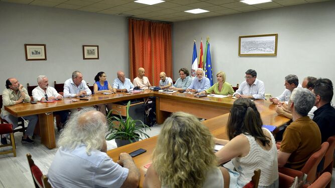 Reunión del gobierno local con representantes de las asociaciones vecinales del centro histórico.