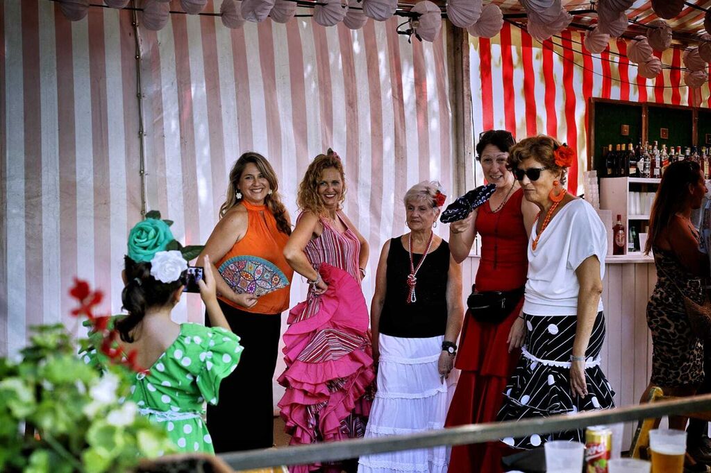 B&uacute;scate en las im&aacute;genes del D&iacute;a de la Mujer de la Feria del Carmen de San Fernando