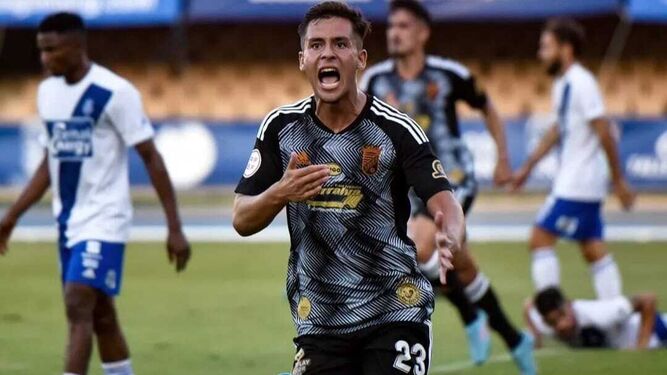 Jesús Soto celebra un gol con la camiseta del Xerez CD.