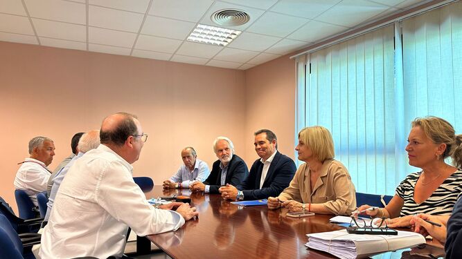 Los candidatos del PP, este viernes durante la reunión sectorial en la Confederación de Empresarios en Jerez.