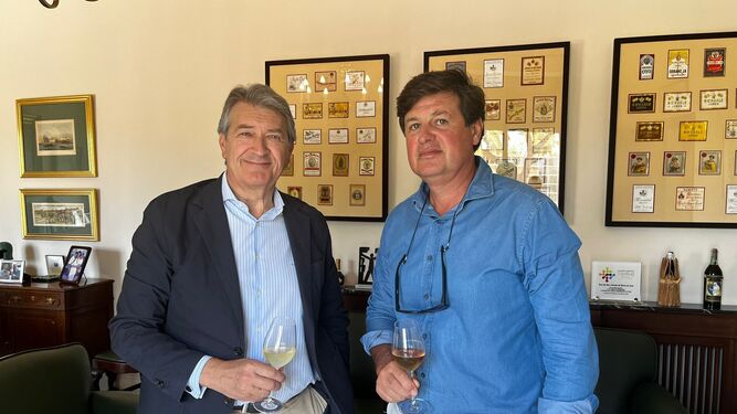 El presidente del Consejo Regulador y el director de Unic, con una copa de vino de Jerez tras la firma del convenio.