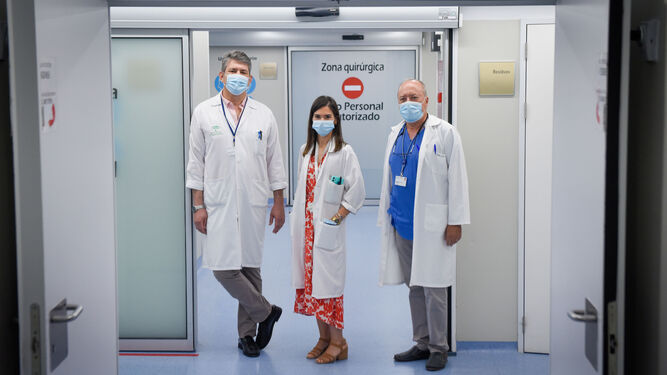 El cirujano Daniel Díaz, junto a los oncólogos José María Silván Alfaro y Purificación Estévez, en los accesos a la zona quirúrgica.