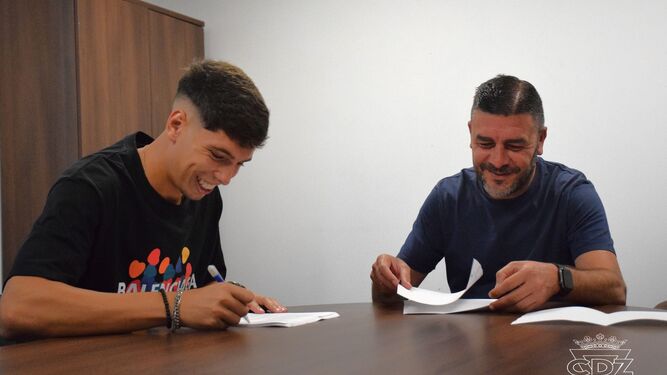 Hugo Carrillo, firmando su contrato con el Cádiz hace unos días.