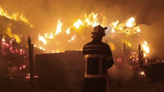 Un bombero en las labores de extinción del incendio en Puerto Real.