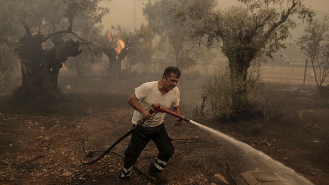 Un voluntario local intenta apagar las llamas en Palaiokoundouro.