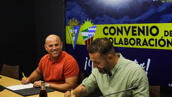 Jesús Velázquez y Dani Carrasco, firmando el convenio de colaboración entre Cádiz y Zona Sur.