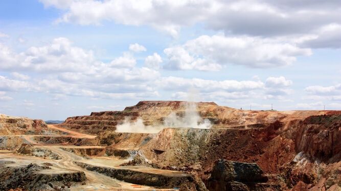 Voladura en la mina de Riotinto , explotada por Atalaya  Mining