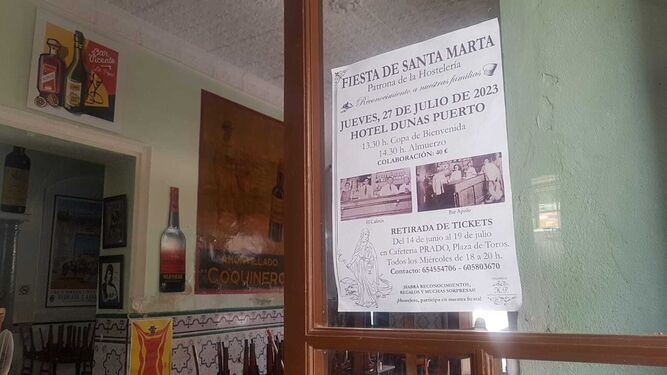 Un cartel de la Fiesta de Santa Marta anuncia en el bar Vicente el encuentro de los profesionales del gremio.