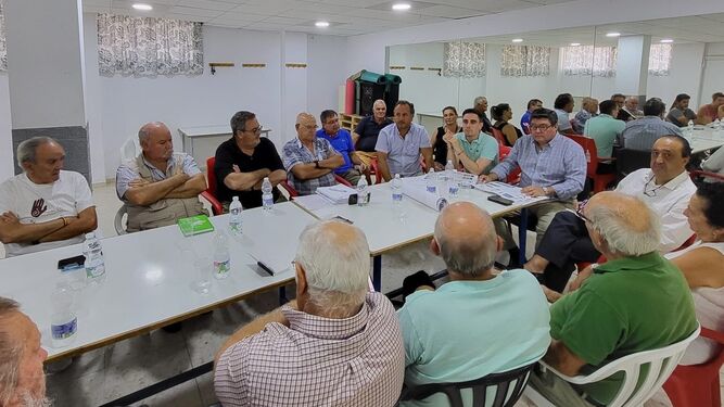 Delegados municipales se reúnen con vecinos de La Cartuja y Solidaridad para detallar proyectos en la zona.