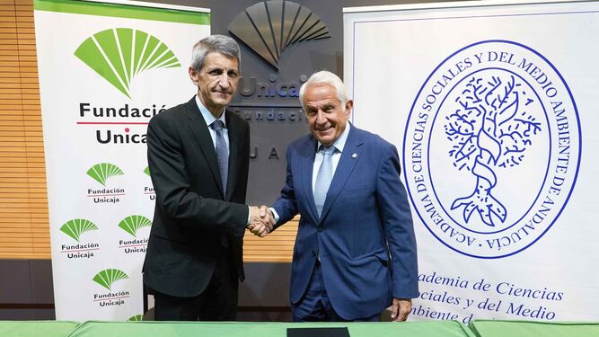 El presidente de la Fundación Bancaria Unicaja, José M. Domínguez, y el presidente de la Academia de Ciencias Sociales y del Medio Ambiente de Andalucía, Antonio Pascual, firman el acuerdo.