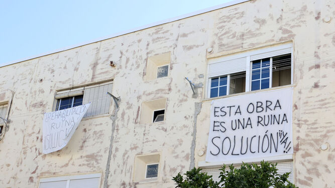 Vuelven las pancartas a la barriada de La Asunción por la rehabilitación de viviendas
