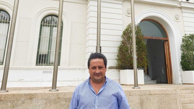 Juan Carlos Sanz, en la puerta del Ayuntamiento de El Puerto.