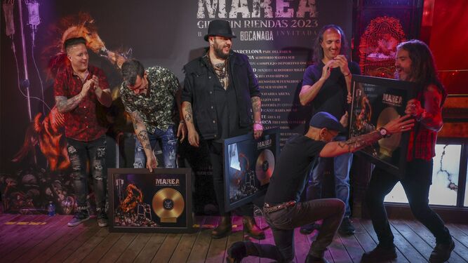 La banda de rock Marea recibe de manos de Fito Cabrales el disco de oro por 'Los potros del tiempo'