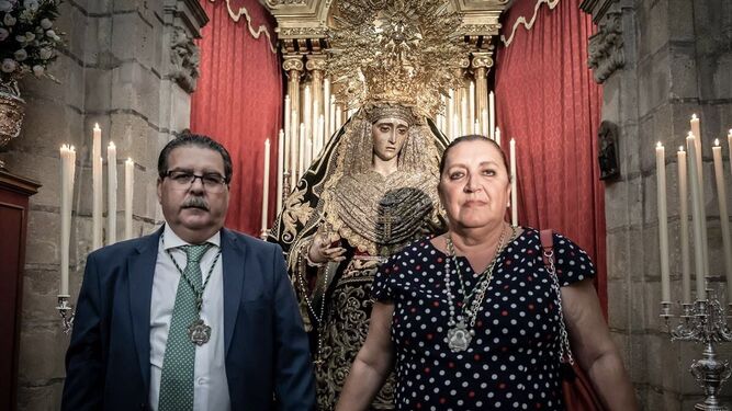 Feliciano Gil -fallecido el pasado lunes- y su mujer Amparo Cortijo ante la Esperanza de la Yedra.