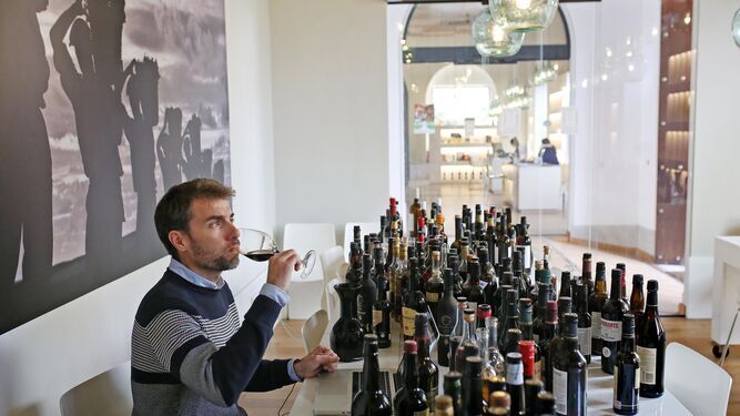El director de Guía Peñín cata vinos de Jerez en el Consejo Regulador.