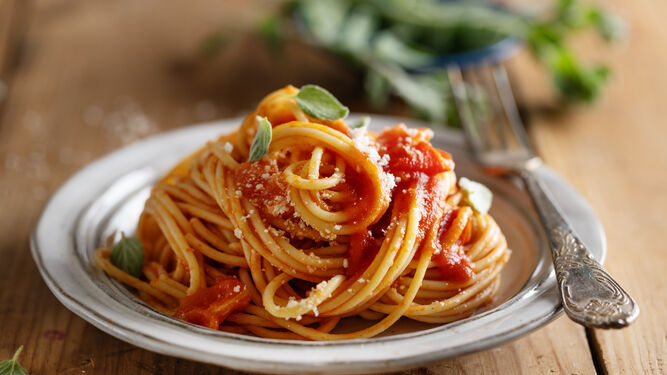 Espaguetis con ajo, aceite de oliva y pimientos rojos triturados: un sabor mediterráneo en tu plato