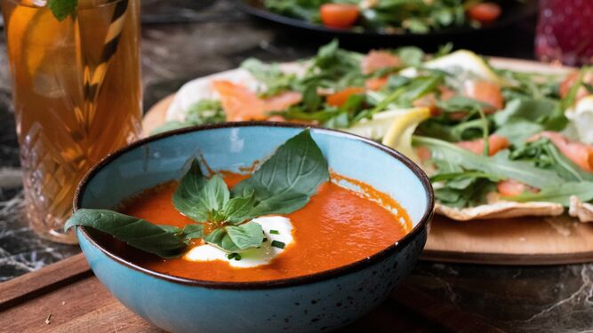 Sopa de tomate con albahaca y queso rallado: la joya de la cocina casera tradicional