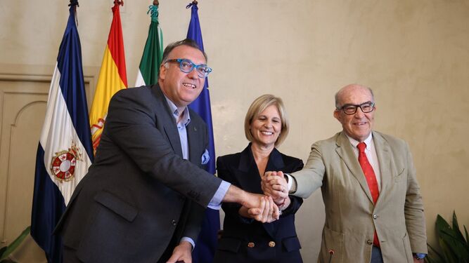 Arturo Bernal, María José García-Pelayo y Carmelo Ezpeleta, tras la firma del acuerdo.