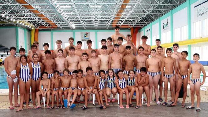Integrantes de los equipos cadete y alevín del CD Unión Waterpolo Ciudad de Jerez.