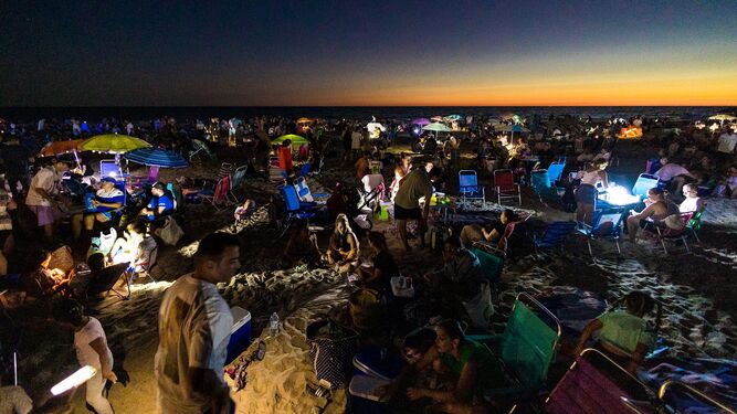 Gran ambiente en la playa isleña con la cita nocturna de 'Camposoto bajo las estrellas'.