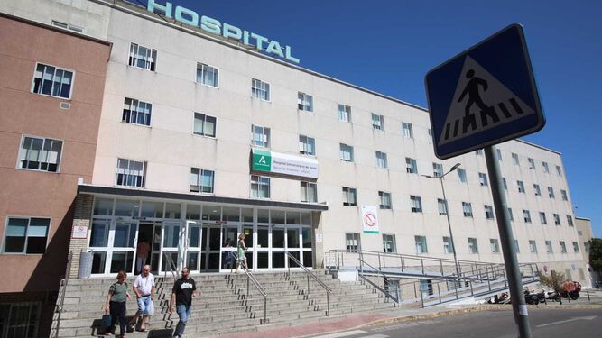 Acceso al edificio del Materno-Infantil del Hospital de Jerez.
