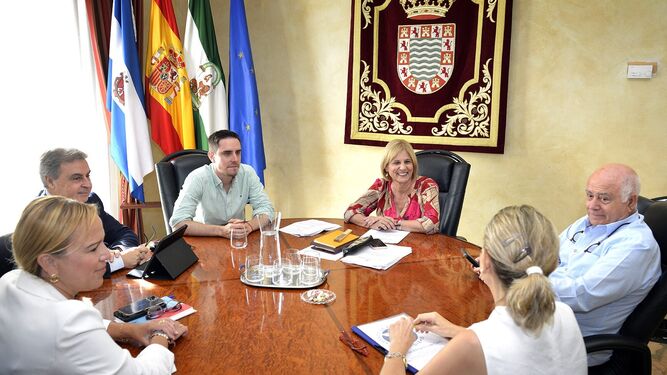 Reunión de la alcaldesa y delegados municipales con la presidenta del Banco de Alimentos de Cádiz, Isabel Gomis.