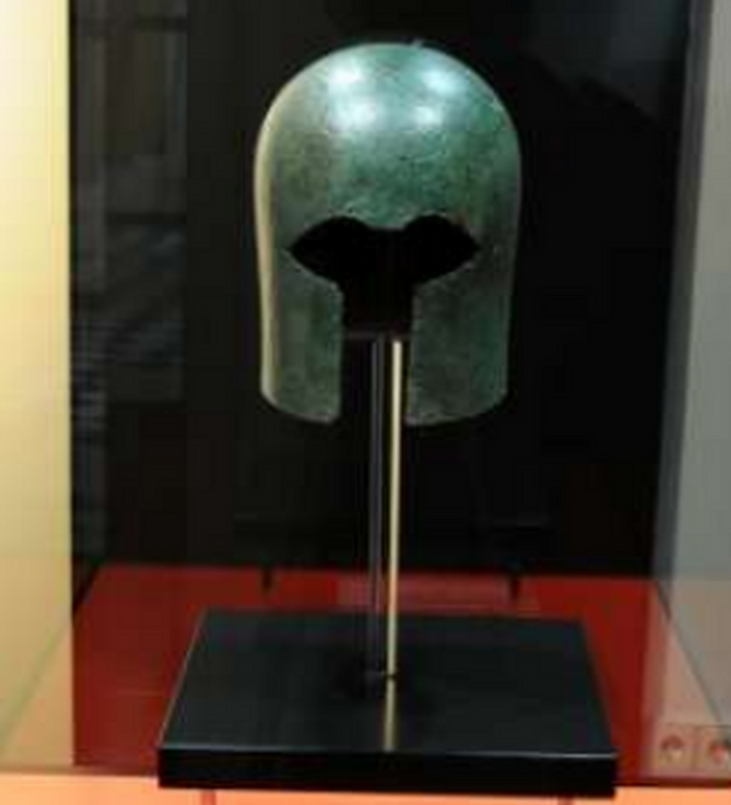 Casco griego. Bronce. R&iacute;o Guadalete. Inicios s. VII a. C.