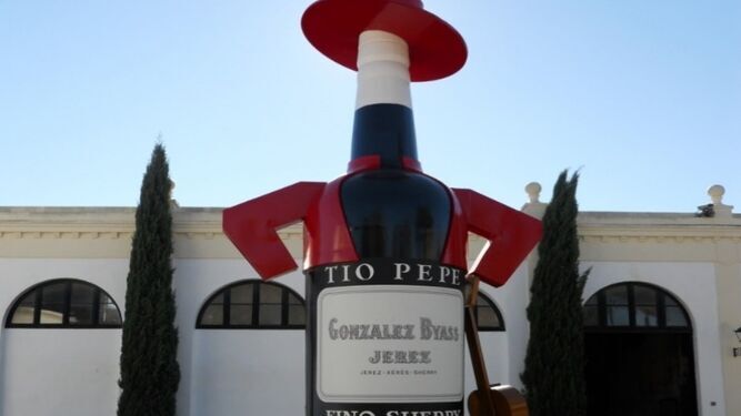 Botella de Tío Pepe, símbolo de González Byass, en el interior de las bodegas.