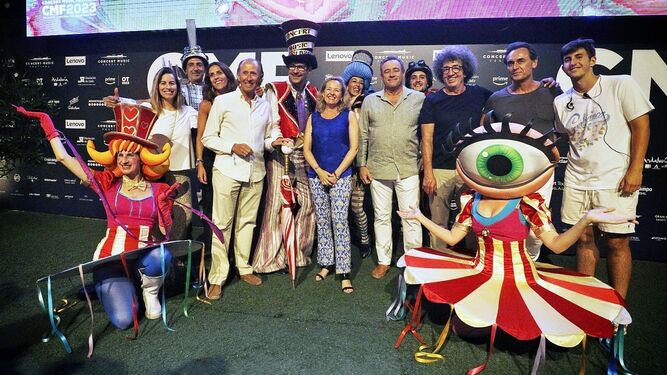 Nadia Calviño, junto al alcalde de Chiclana y los organizadores y grupo de animación de CMF 2023.