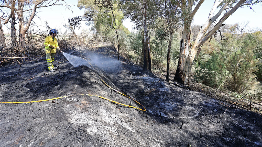Infoca refresca la zona del incendio en La Ina