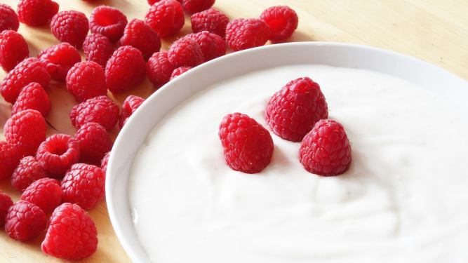 Endúlzate el día con tu propio yogur helado casero con frambuesas y arándanos