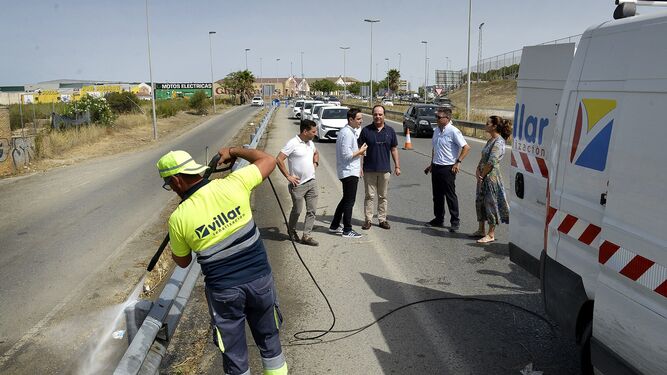 Un operario municipal limpiando un quitamiedo en la carretera de acceso a Jerez