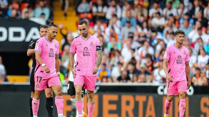 Jugadores del Espanyol tras consumarse su descenso en Mestalla.