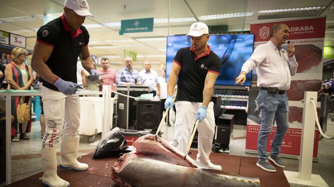 Ronqueo de un atún rojo en el Hipercor de Granada días atrás