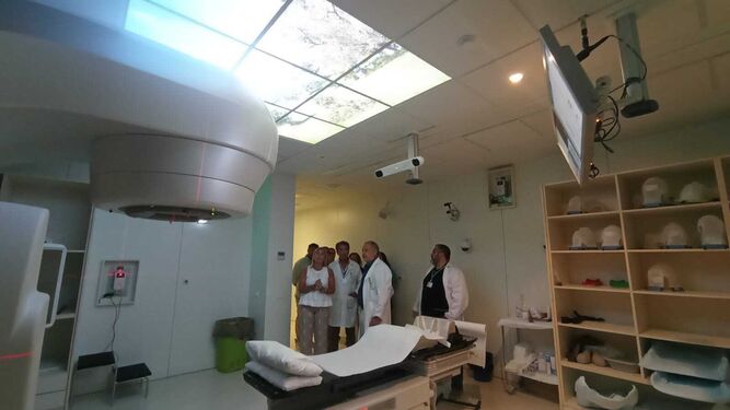 La delegada territorial de Salud durante su visita este viernes al Hospital de Jerez.